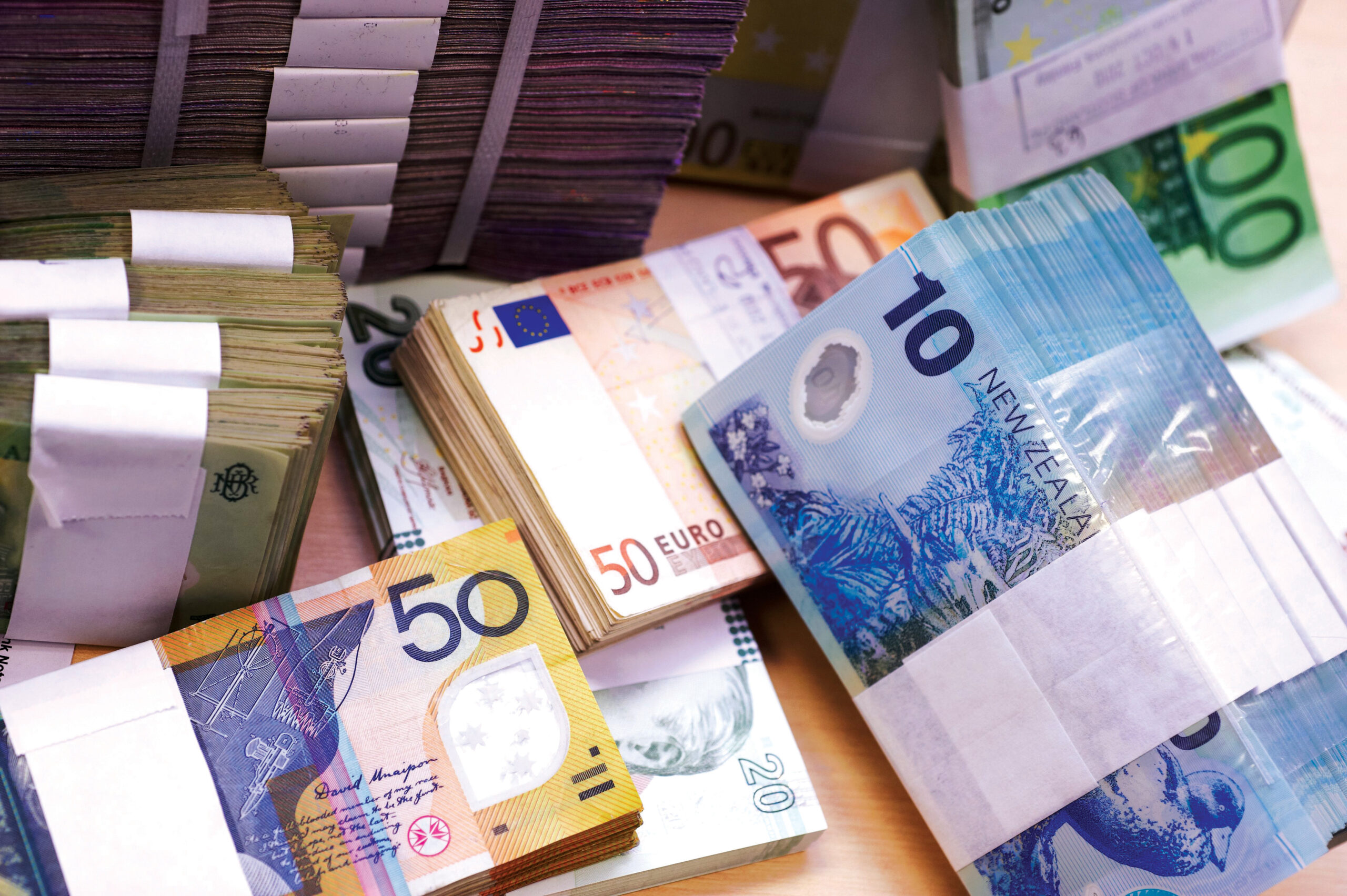 Devises : l&rsquo;euro progresse face à un dollar diminué par les indicateurs décevants