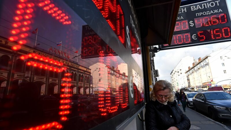 Le rouble s&rsquo;enfonce dans un gouffre