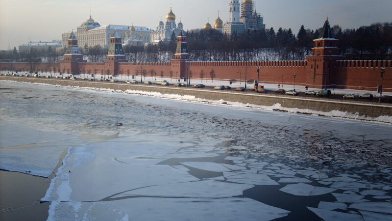Ajoutée aux sanctions de l&rsquo;Occident, la chute des cours du pétrole fait mal à Moscou