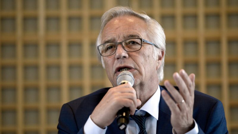 Gel des salaires : une mesure inconcevable selon François Rebsamen