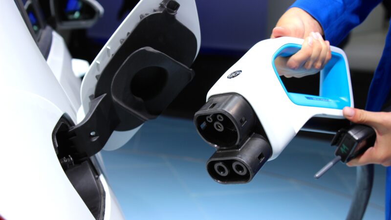 Véhicules électriques : le plan Bolloré vise l’installation de 16.000 points de recharge