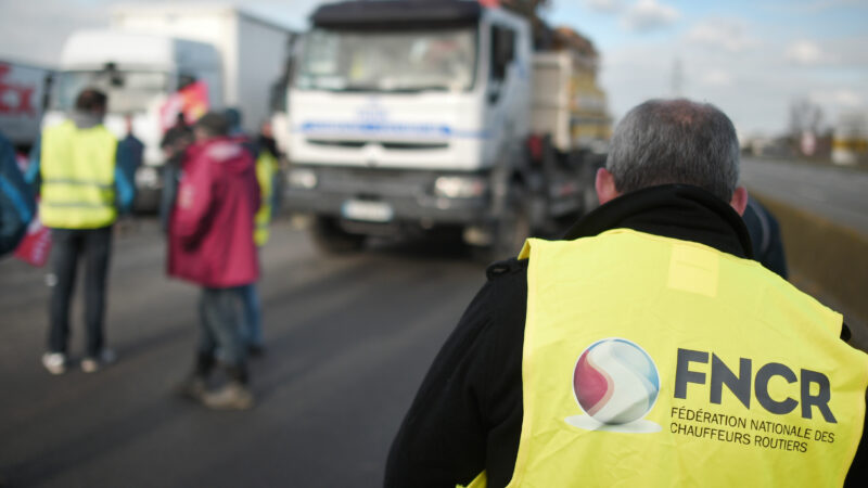 Routiers : la menace des blocages encore agitée
