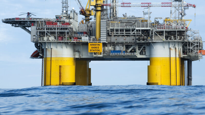 Chute des cours du baril brut : le Norvégien Statoil prévoit 2 400 suppressions de postes