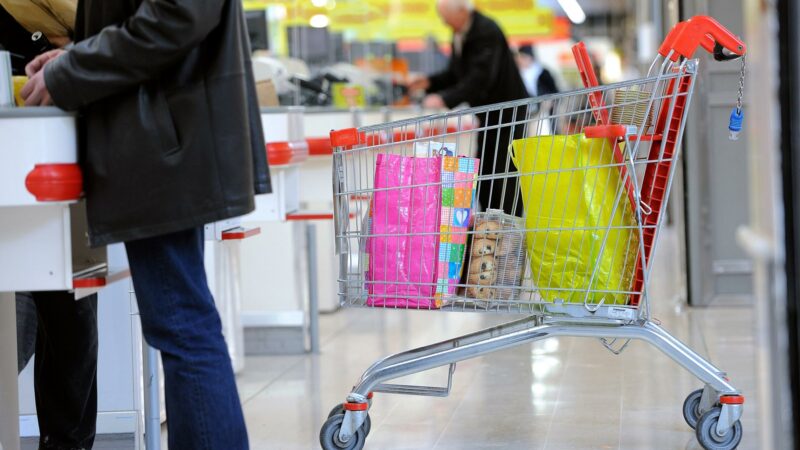 Supermarchés : l&rsquo;interdiction des sacs plastiques aux caisses retardée