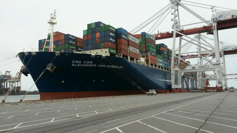 La chute des cours du pétrole favorise la réduction du déficit commercial