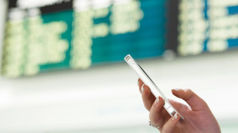 Les entreprises de télécommunications renforcent les règles relatives aux téléphones mobiles britanniques et à l&rsquo;itinérance dans l&rsquo;UE