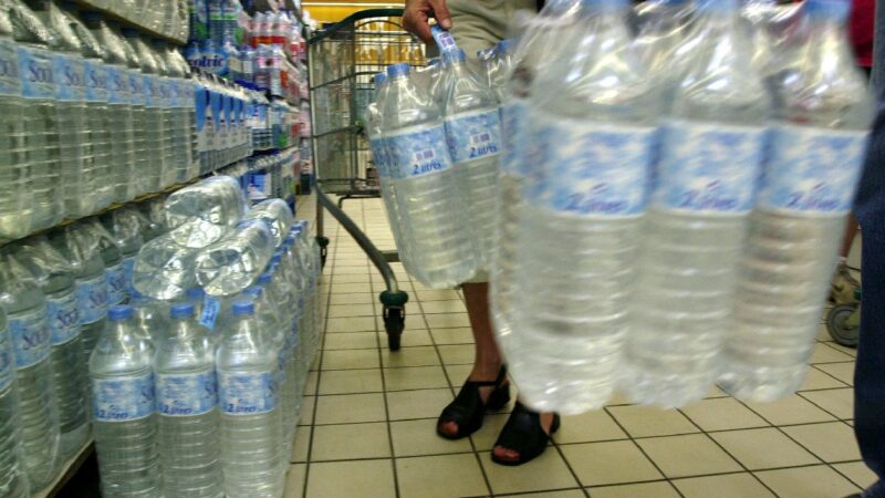 Biocoop cesse les ventes d&rsquo;eau en bouteille plastique