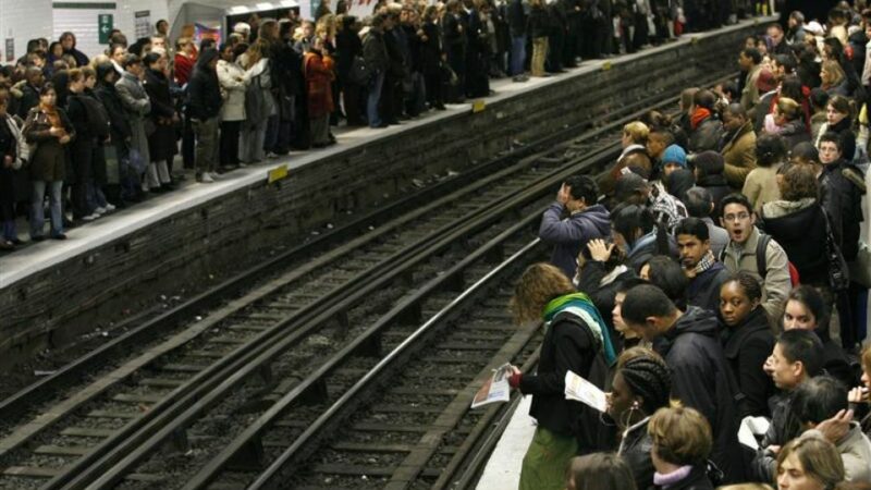 Les usagers parisiens confrontés à une grève dans le métro et le RER
