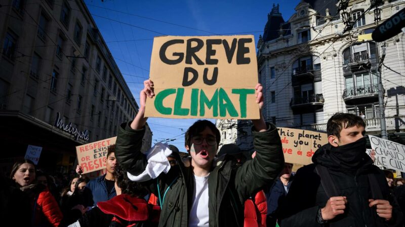 Paris : des étudiants manquent l&rsquo;école pour manifester devant le ministère de l&rsquo;Environnement