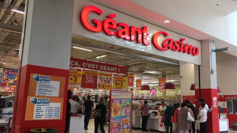Des manifestants bloquent une tentative d&rsquo;ouverture d&rsquo;un supermarché le dimanche