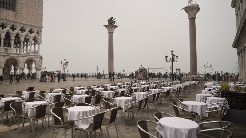 Coronavirus : le personnel du Louvre force la fermeture du musée et Venise devient une ville fantôme