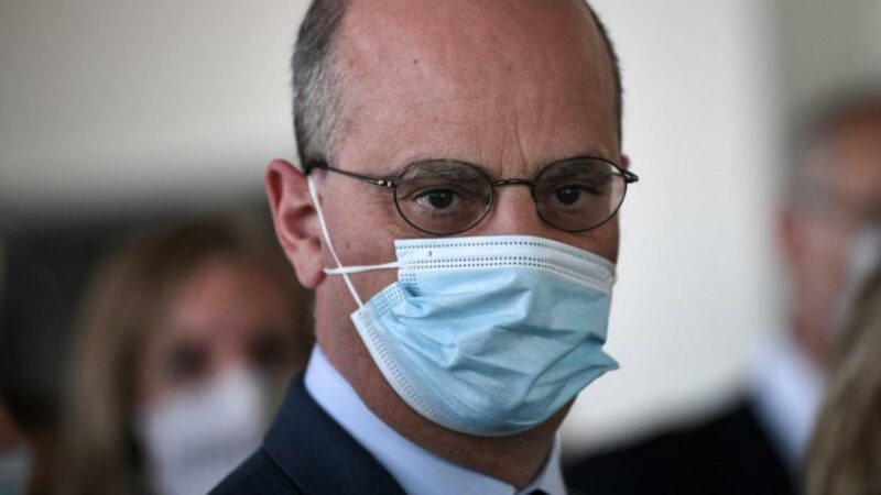 Les petits hauts très courts à l’école, « républicains » ou non ?