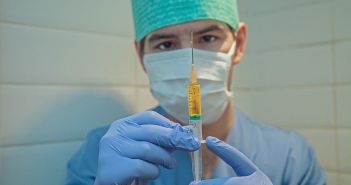 L’autorité sanitaire française recommande une dose de rappel après trois mois seulement