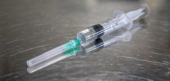 Le Sénat français adopte un projet de loi modifié transformant le passeport santé en un ” passeport vaccinal ” au sens strict