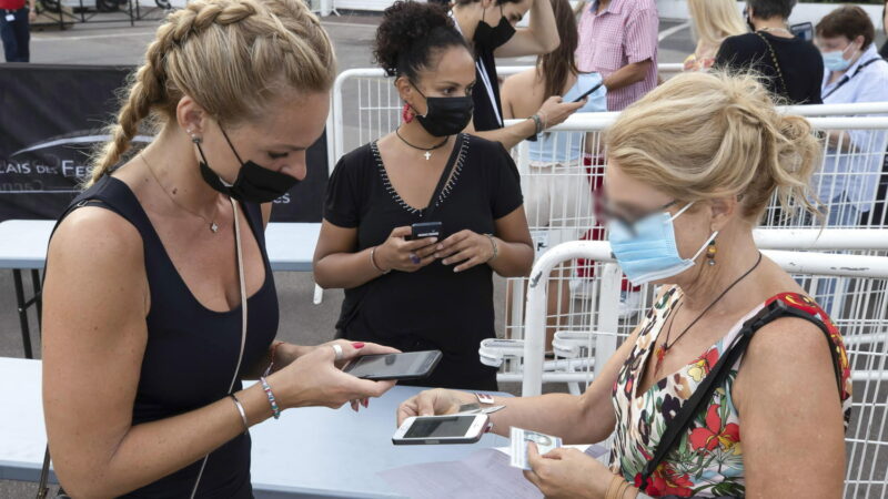 Le gouvernement va introduire le passe sanitaire dans les cafés et les trains à partir du 9 août