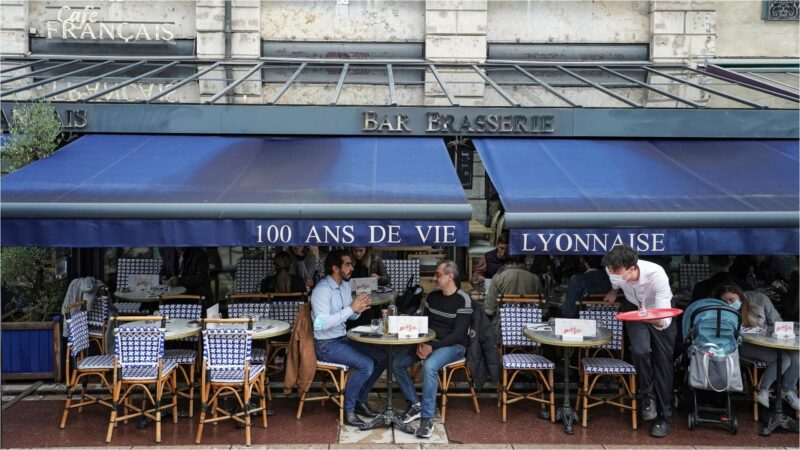 « Mission impossible » : les restaurateurs français aux prises avec le nouveau passeport santé