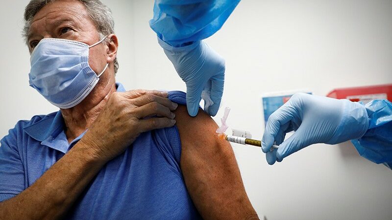 Vaccination : le gouvernement devrait lancer la campagne de rappel pour les 65 ans et plus