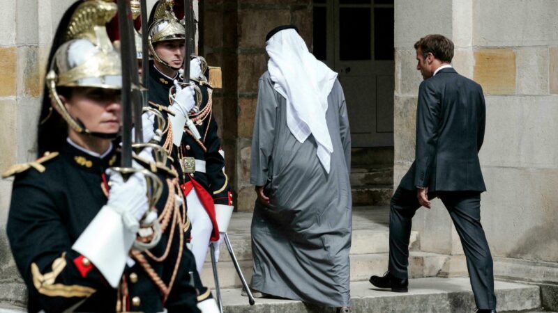 Mohamed bin Zayed et Emmanuel Macron discutent de partenariats lors d&rsquo;une réunion à Paris