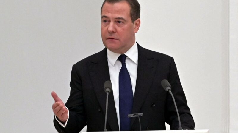 L&rsquo;ancien président russe recadre Bruno Le Maire pour avoir déclaré une guerre économique