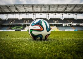 Le football : un ballon rond qui tourne à plein régime