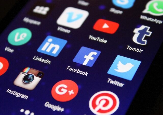 Les réseaux sociaux : entre promesses et dangers