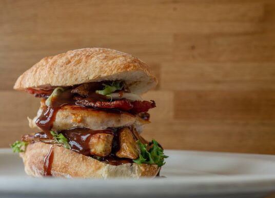 Burger cultivé en laboratoire : innovation ou aberration ?